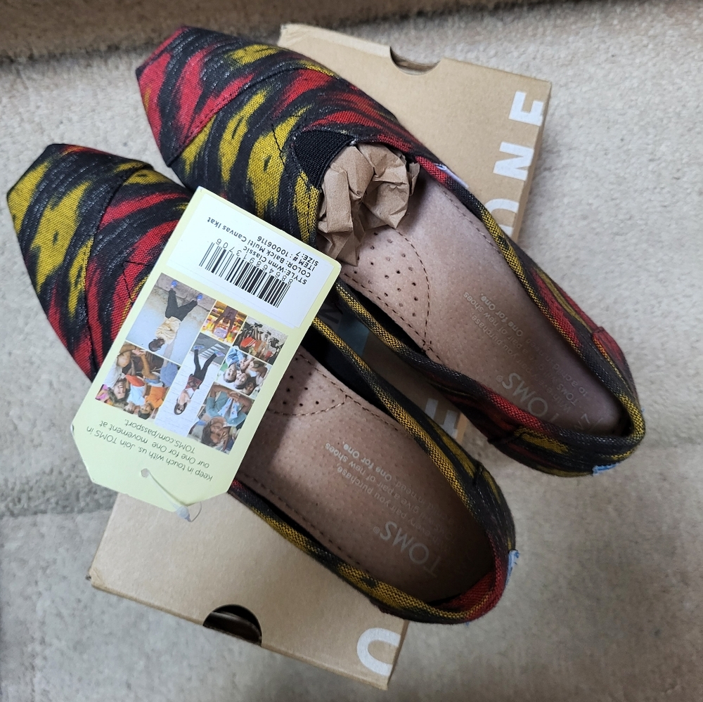 NWT! IKAT PRINT SIZE 7 TOMS!
